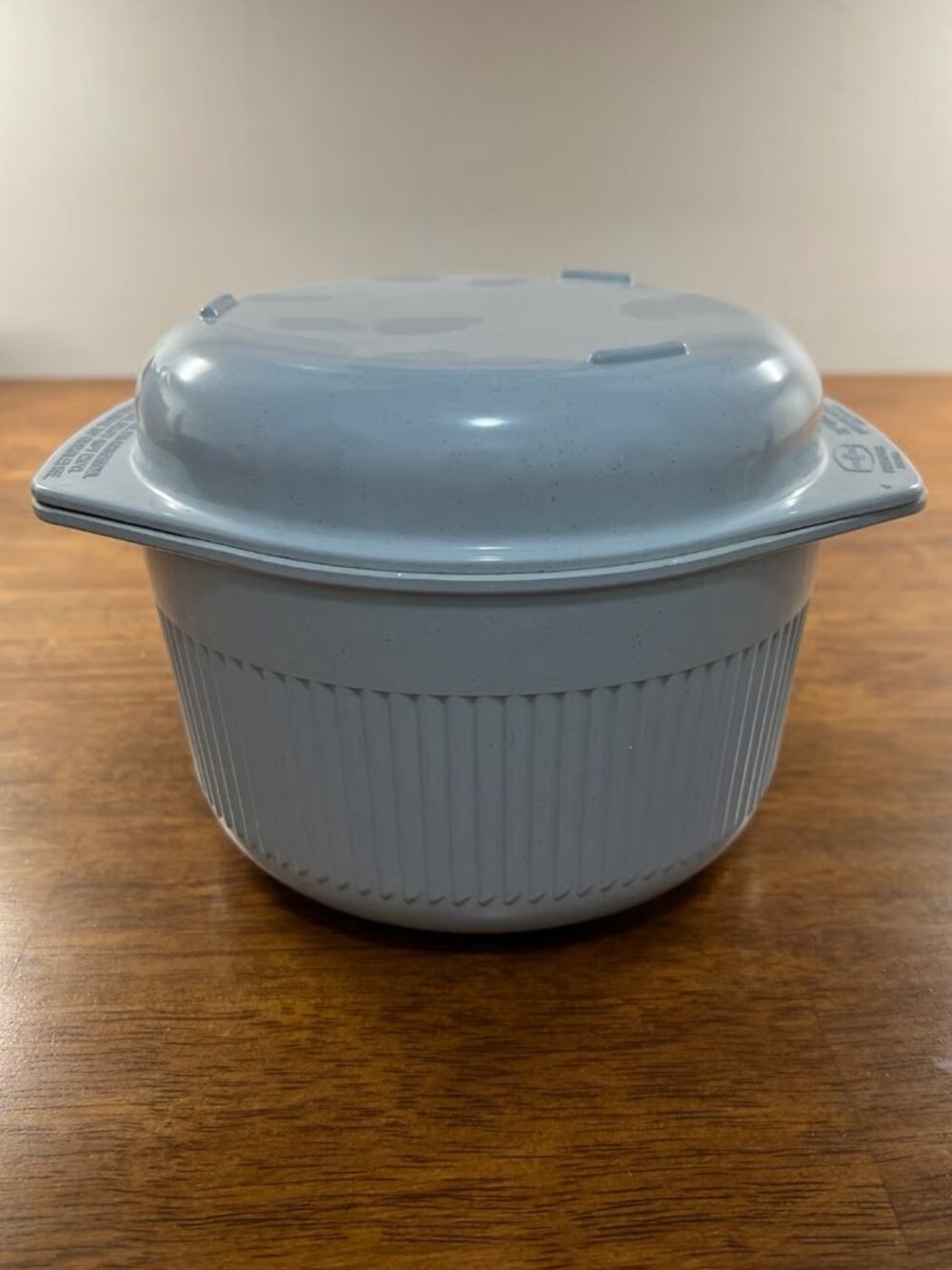 Nordic Ware 2-quart plastic pan with lid